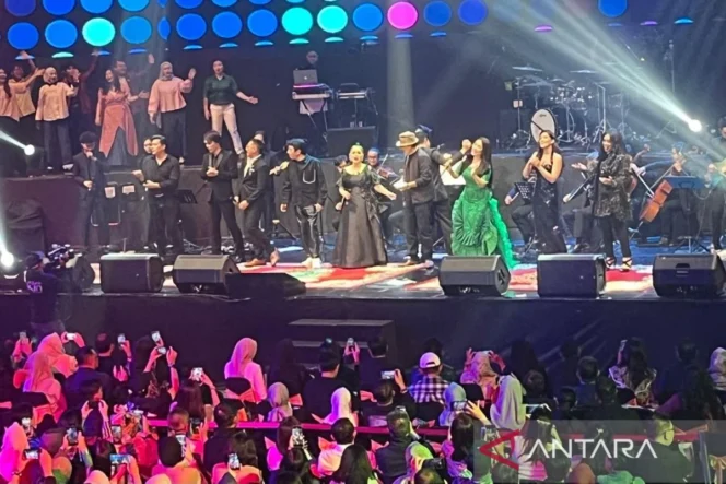 
					Konser Badai Pasti Berlalu Rayakan 52 Tahun Dedikasi Erros Djarot Melalui Harmoni Lintas Generasi di Balai Sarbini