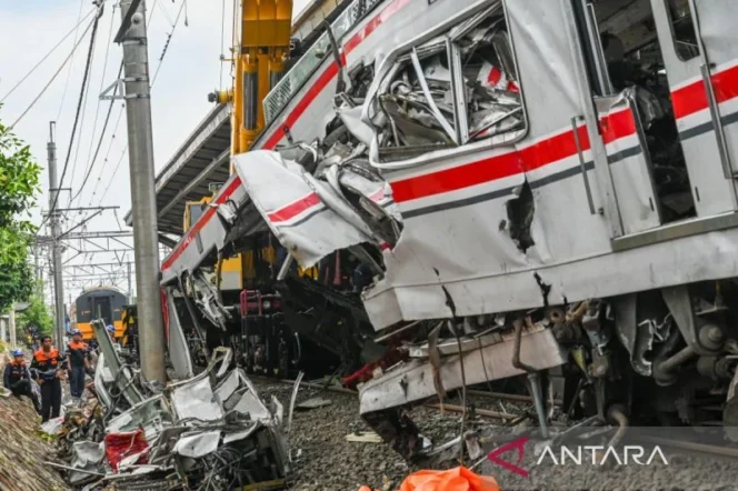 
					Korban tewas kecelakaan KRL bertambah menjadi 16 orang setelah satu pasien kritis mengembuskan napas terakhir di RSUD Kota Bekasi
