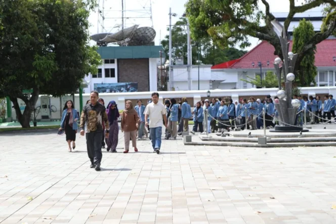 
					Menyelami Akar Kebangsaan Melalui Lensa Kreatif: Mahasiswa Desain Media ISI Yogyakarta Eksplorasi Nilai Sejarah di Gedung Agung