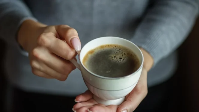 
					Studi Terbaru Ungkap Kopi Berkafein dan Tanpa Kafein Berikan Manfaat Signifikan bagi Kesehatan Otak dan Mikrobioma Usus