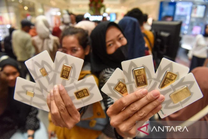 
					Tiga jenama emas di Pegadaian serempak turun harga pada perdagangan Jumat 24 April 2026