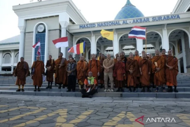 
					57 Biksu Mancanegara dalam Perjalanan Spiritual Indonesia Walk for Peace Tiba di Surabaya untuk Menyuarakan Persatuan Bangsa