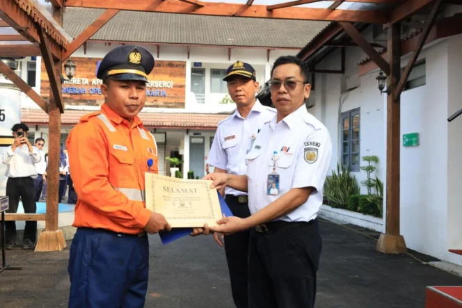 
					Aksi Heroik Petugas Penjaga Perlintasan KAI Daop 6 Yogyakarta Selamatkan Perjalanan Kereta Api dari Potensi Kecelakaan Fatal