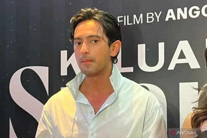 
					Aktor Omar Daniel Bagikan Pengalaman Personal Sebagai Tulang Punggung Keluarga dalam Peluncuran Film Terbaru Keluarga Suami Adalah Hama