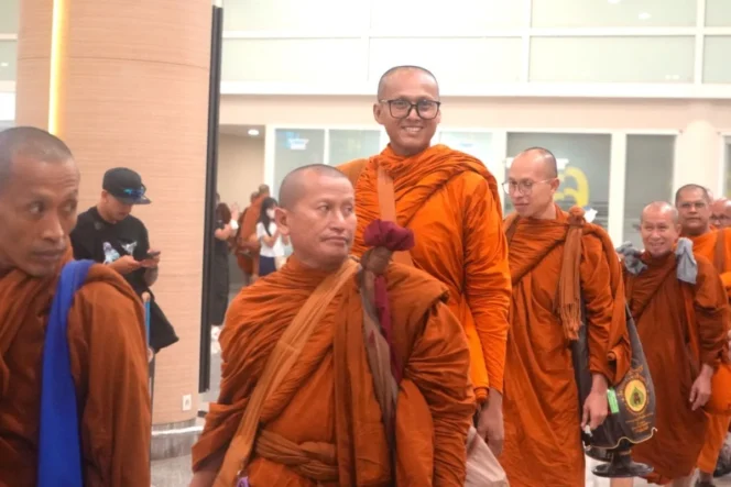 
					Bandara I Gusti Ngurah Rai Sambut Kedatangan 50 Biksu Internasional dalam Misi Indonesia Walk for Peace 2026