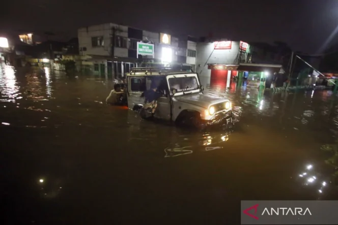 
					Banjir Satu Meter Lebih Rendam Kebon Pala Jakarta Timur Akibat Curah Hujan Tinggi dan Kenaikan Muka Air Sungai