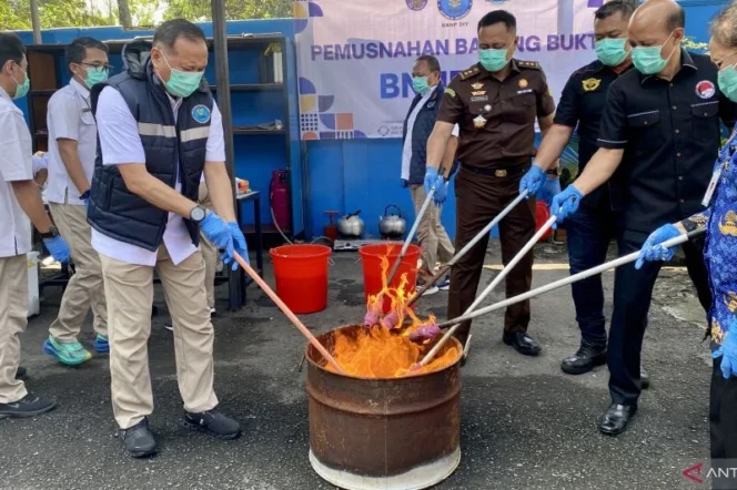 
					BNNP DIY Musnahkan Ratusan Ribu Pil Terlarang sebagai Langkah Tegas Memutus Rantai Peredaran Narkoba di Yogyakarta