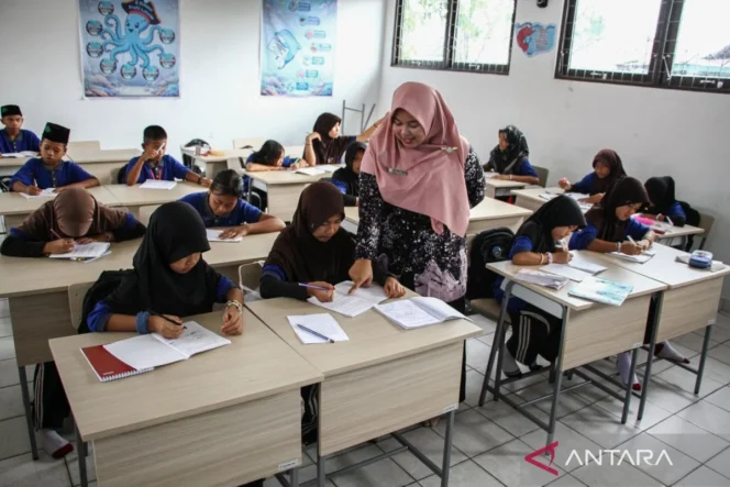 
					DPR apresiasi penurunan angka putus sekolah di Indonesia sebagai wujud hasil kerja keras pemerintah