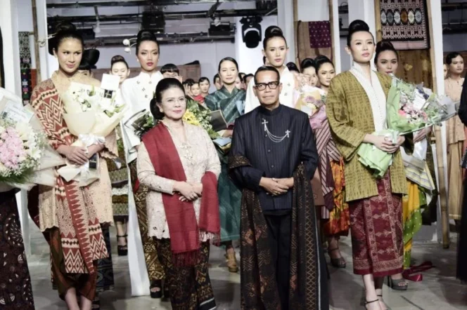 
					Dua Dekade Dedikasi Phillip Iswardono dalam Menyuluh Wastra Menoreh Jejak di Pentas Mode Nasional