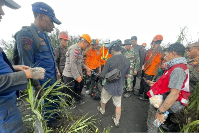 
					Dua WNA pendaki Gunung Dukono ditemukan meninggal dunia akibat tertimpa material erupsi di Halmahera Utara
