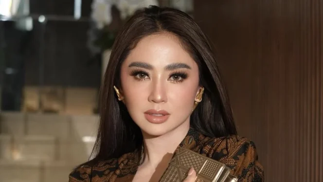 
					Eksplorasi Sisi Kuliner Dewi Persik: Dari Kreasi Dapur Rumahan hingga Menjelajah Cita Rasa Viral