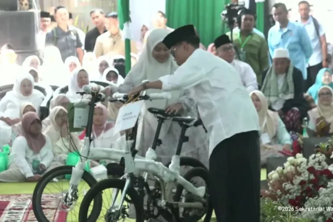 
					Gibran Rakabuming Raka Bagi-bagi Sepeda kepada Santri dalam Peringatan Haul ke-55 KH. Abd. Wahab Chasbullah di Jombang