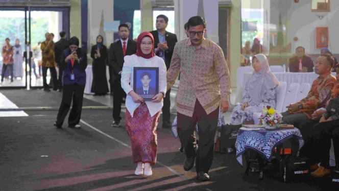 
					Ketika Orang Tua Mewakili Langkah Terakhir Muhammad Tyas di Panggung Wisuda UAD