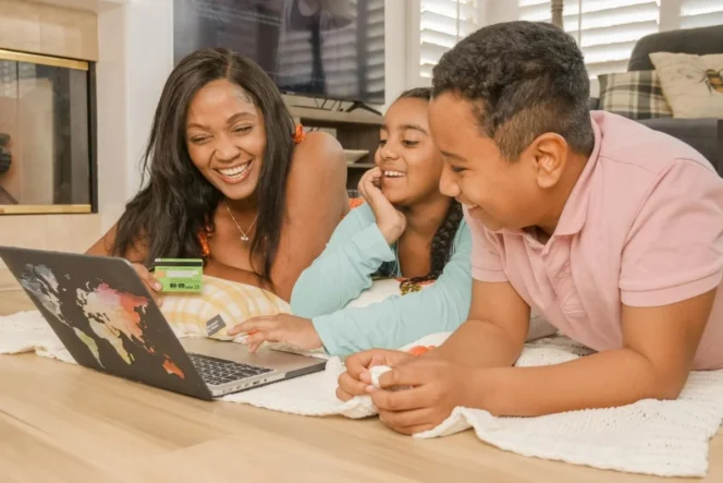 
					Kiat Strategis Orang Tua Menjadi Pendidik Utama Anak di Era Digital Demi Mewujudkan Generasi Emas 2045