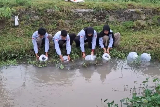 
					Mahasiswa UNY Tebar 1.100 Bibit Ikan di Sungai Winongo sebagai Aksi Nyata Mendukung Agenda Global Pembangunan Berkelanjutan