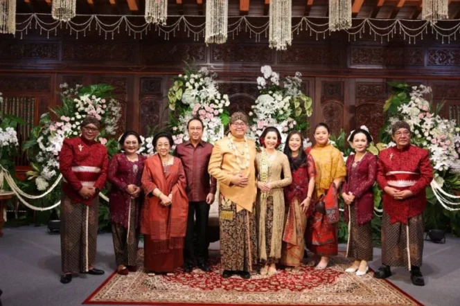 
					Megawati Soekarnoputri dan Sri Sultan HB X Hadiri Resepsi Pernikahan Putra Sekjen PDIP Hasto Kristiyanto di Yogyakarta