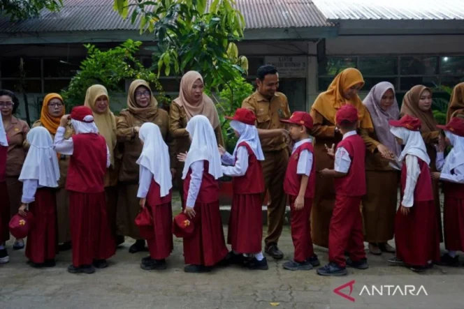 
					Menyelamatkan Fondasi Moral Bangsa di Balik Penataan Guru dan Penyuluh Agama Honorer