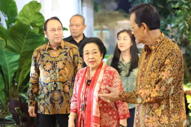 
					Momen Keakraban Megawati Soekarnoputri dan Sri Sultan Hamengku Buwono X dalam Jamuan Makan Malam di Kraton Yogyakarta