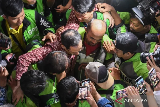 
					Nadiem Makarim Peluk dan Rangkul Sopir Ojol Usai Dituntut 18 Tahun Bui dalam Kasus Korupsi Chromebook