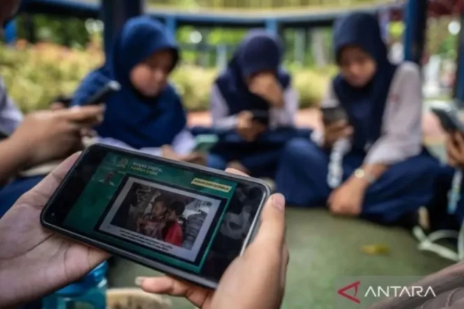 
					Orang tua perlu proaktif dalam mendampingi anak pada era digital