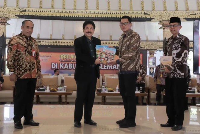 
					Penguatan Ideologi Bangsa Melalui Sosialisasi Buku Teks Utama Pendidikan Pancasila bagi 300 Tenaga Pendidik di Kabupaten Sleman