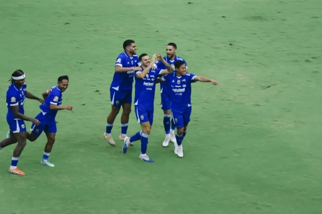 
					Persib Bandung perlebar jarak dengan Borneo FC usai tundukkan PSIM Yogyakarta 1-0 dalam lanjutan pekan ke-31 Super League