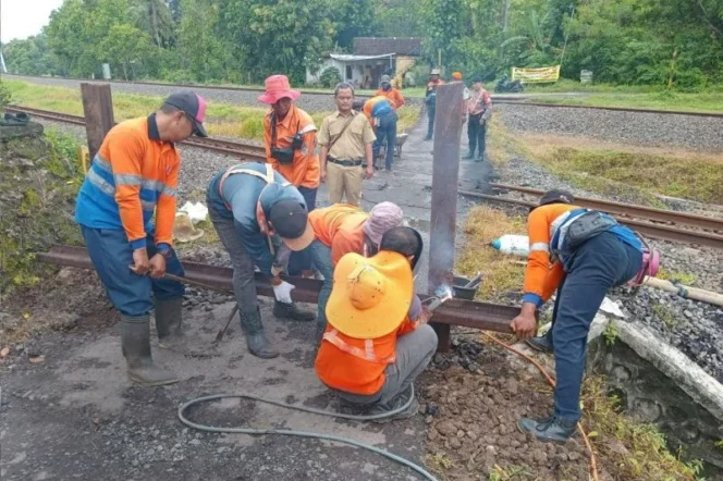 
					PT KAI Daop 6 Yogyakarta Tutup 38 Perlintasan Liar demi Menekan Angka Kecelakaan Kereta Api