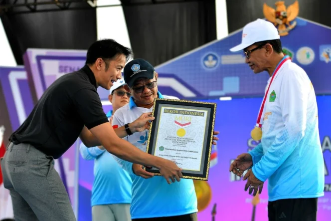 
					Puncak Peringatan Hardiknas di Kabupaten Pamekasan Catatkan Rekor MURI Senam Anak Indonesia Hebat dengan 24 Ribu Peserta
