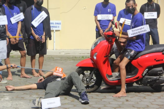 
					Tersangka Pembunuh Ilham Jadi 8 Orang, Rekonstruksi Ungkap Aksi Brutal Lindas Leher hingga Tusuk Gunting Sampai Patah