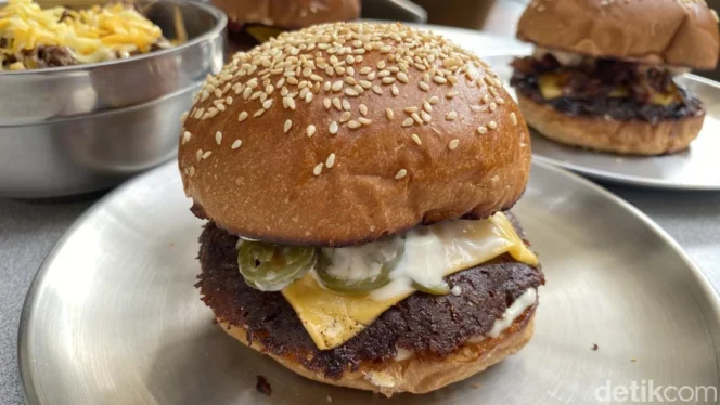 
					Tob’s Joint: Menelusuri Fenomena Kedai Burger Rumahan yang Mengguncang Kuliner Taman Alfa Indah