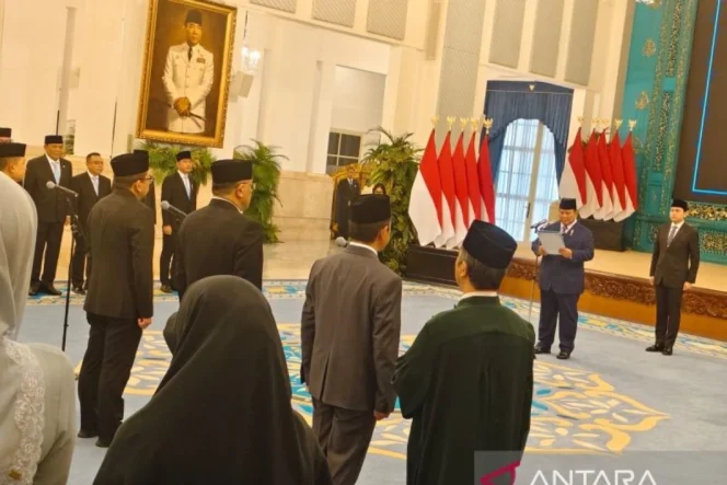 
					Tokoh buruh Jumhur Hidayat resmi jabat Menteri Lingkungan Hidup dalam perombakan Kabinet Merah Putih