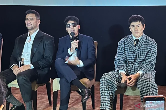
					Desta, Vino G. Bastian, dan Tora Sudiro Hidupkan Kembali Legenda Komedi dalam Film Warkop DKI Viralin Dong!