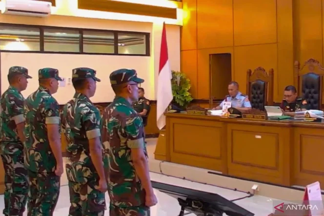 
					Empat personel TNI divonis 1,5 hingga 3 tahun penjara dalam kasus penganiayaan berat terhadap aktivis Andrie Yunus
