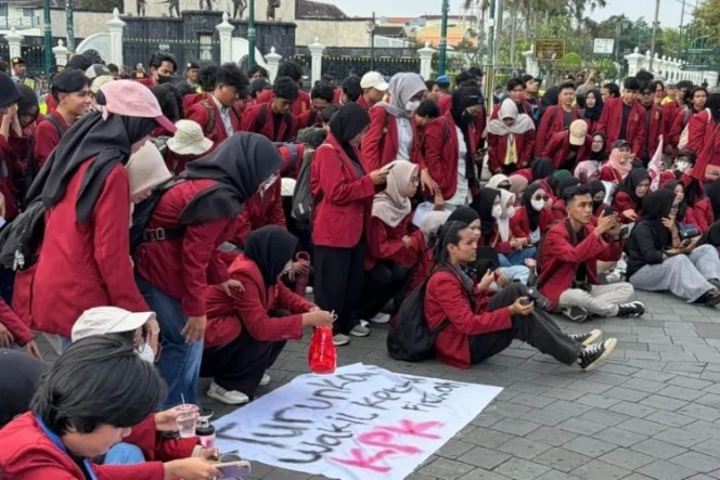 
					Gelombang Aksi Mahasiswa UMY di Titik Nol Kilometer Yogyakarta Menuntut Reformasi Kebijakan Publik dan Transparansi Anggaran