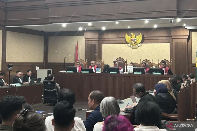 
					Hakim ringkas vonis Nadiem Anwar Makarim yang setebal 1.146 halaman demi alasan efisiensi dan kesehatan terdakwa