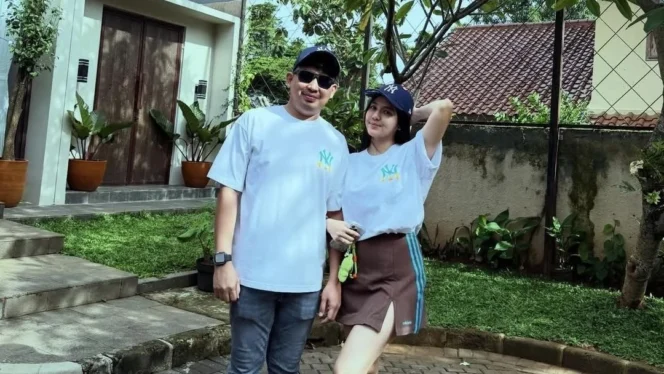 
					Kabar Bahagia DJ Una Resmi Bertunangan dengan Andi Agum Rayakan Momen Spesial Bersama Keluarga