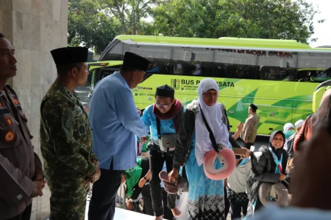 
					Kepulangan 357 haji Kulon Progo dipenuhi suasana haru-tangis saat tiba di tanah air melalui Bandara Internasional Yogyakarta