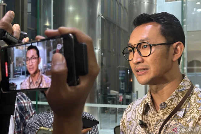 
					KPK periksa Sekretaris Pendiri Indonesian Audit Watch Iskandar Sitorus