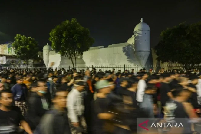 
					Lampah Budaya Tapa Bisu Mubeng Beteng: Refleksi Spiritual dan Pelestarian Tradisi Malam 1 Sura di Keraton Yogyakarta
