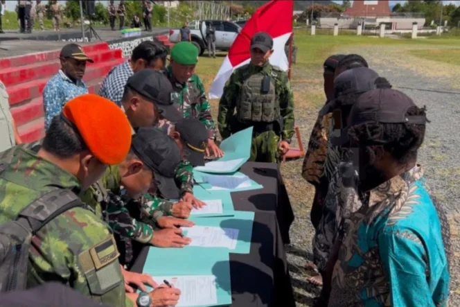
					Lima anggota OPM Mewoluk Puncak Jaya ikrar kembali ke pangkuan NKRI