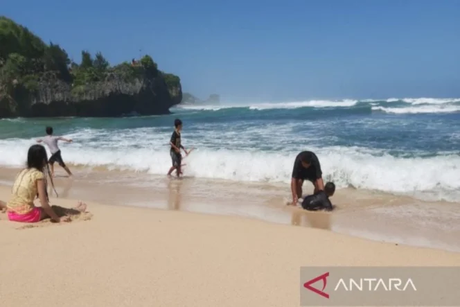 
					Lonjakan Wisatawan di Pesisir Gunungkidul Selama Libur Panjang Idul Adha dan Waisak Catatkan Pendapatan Retribusi Rp1,9 Miliar