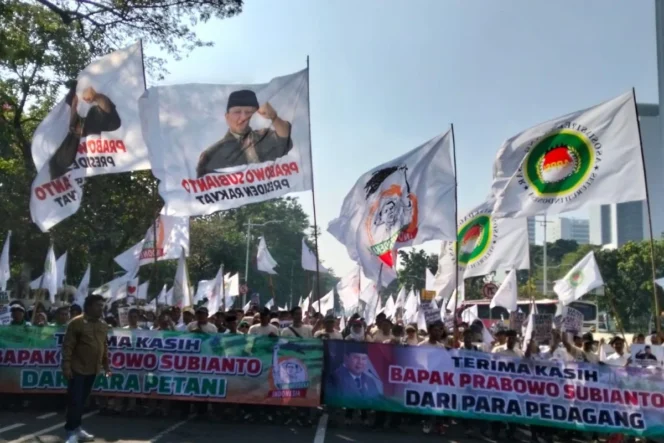 
					Massa dari berbagai daerah padati Jakarta gelar aksi damai dukung kebijakan kerakyatan Presiden Prabowo Subianto