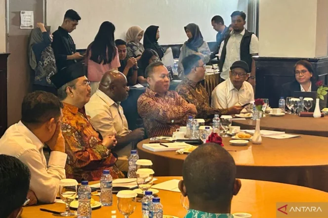 
					Mendesak pengesahan RUU HAM sebagai payung hukum pelindungan komprehensif bagi pembela hak asasi manusia di Indonesia