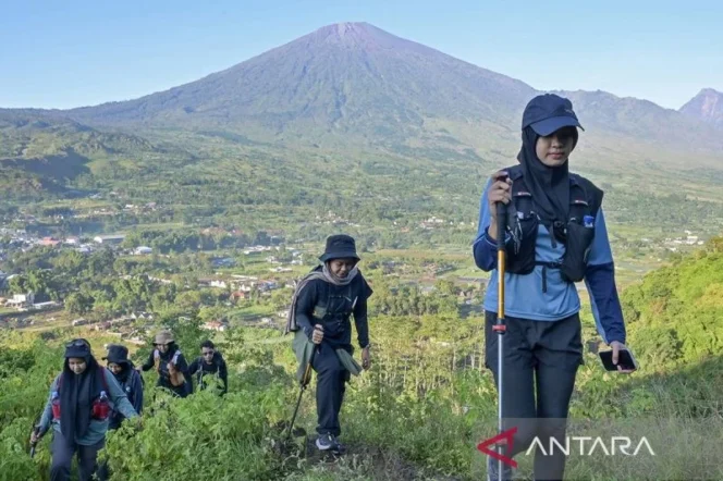 
					Panduan Lengkap dan Protokol Keselamatan Mendaki Gunung bagi Wisatawan di Indonesia