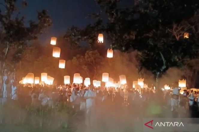 
					Pelepasan lentera Waisak di Borobudur simbol perdamaian dan harapan bagi persatuan bangsa