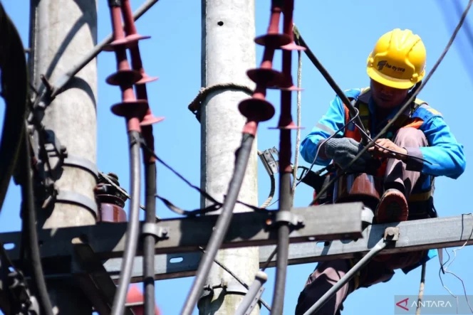 
					Pemerintah resmi tetapkan tarif listrik nonsubsidi tetap untuk periode Juli hingga September 2026 demi jaga stabilitas ekonomi nasional