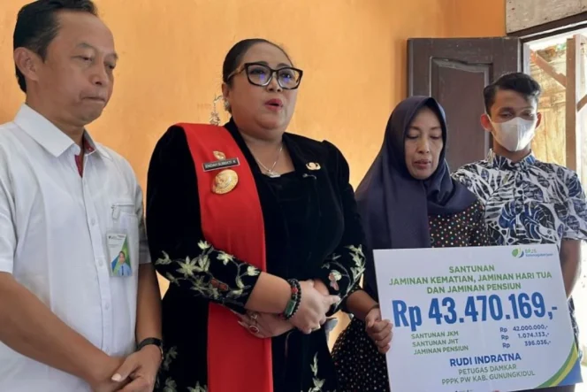 
					Pemkab Gunungkidul dan BPJS Ketenagakerjaan Serahkan Santunan Kematian Bagi Petugas Damkar Sebagai Wujud Perlindungan Pekerja