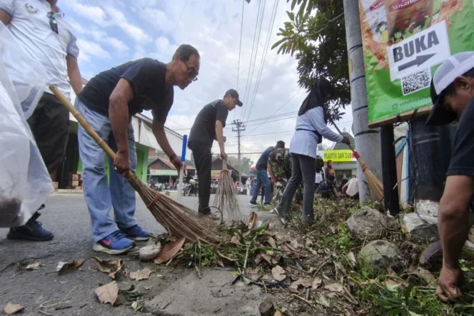 
					Pemkab Kulon Progo Kerahkan Aparat Gabungan dan Warga dalam Aksi Bersih Lingkungan di Pasar Jombokan
