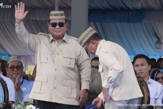 
					Prabowo dianugerahkan lencana emas Adhi Bhakti Tani Nelayan Maha Utama sebagai apresiasi tertinggi bagi sektor ketahanan pangan nasional