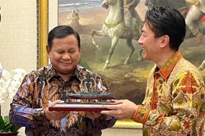 
					Prabowo Subianto Terima Suvenir Kapal Perang Mikasa dari Menhan Jepang Shinjiro Koizumi Perkuat Hubungan Strategis Pertahanan